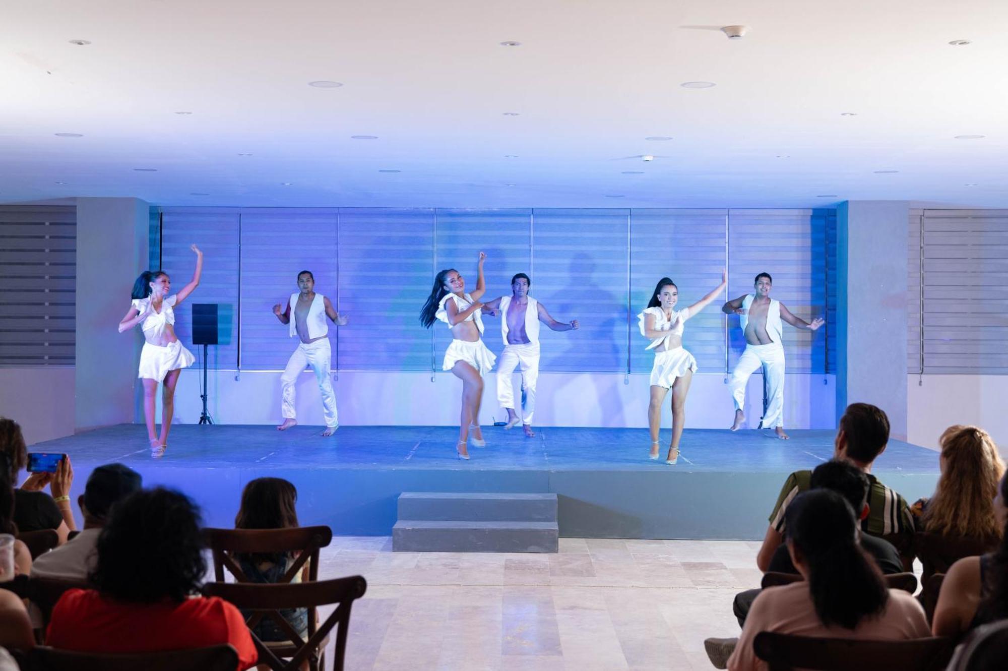 Ritz Acapulco All Inclusive Dış mekan fotoğraf Entertainment at a resort