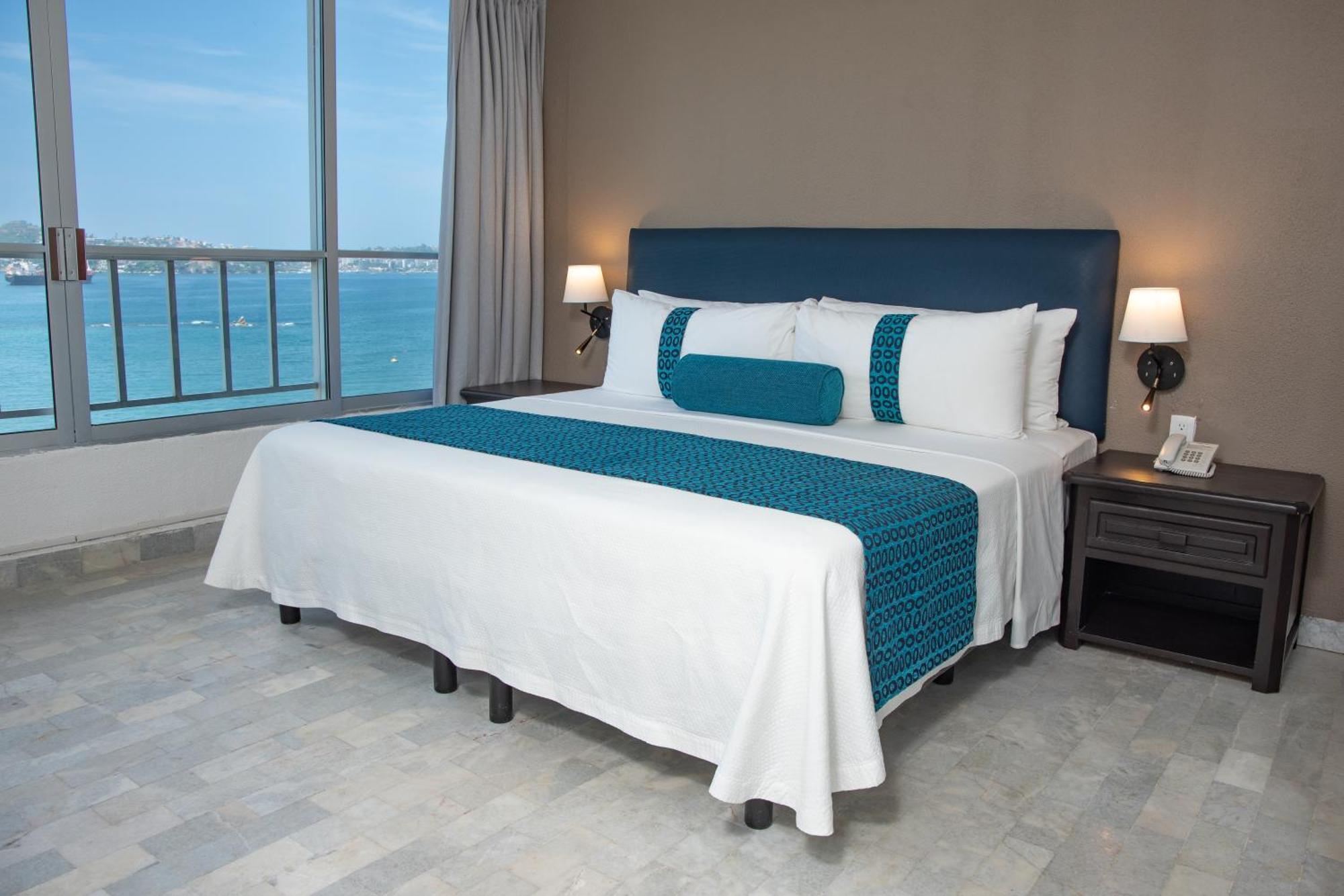 Ritz Acapulco All Inclusive Dış mekan fotoğraf A bed with a bed runner