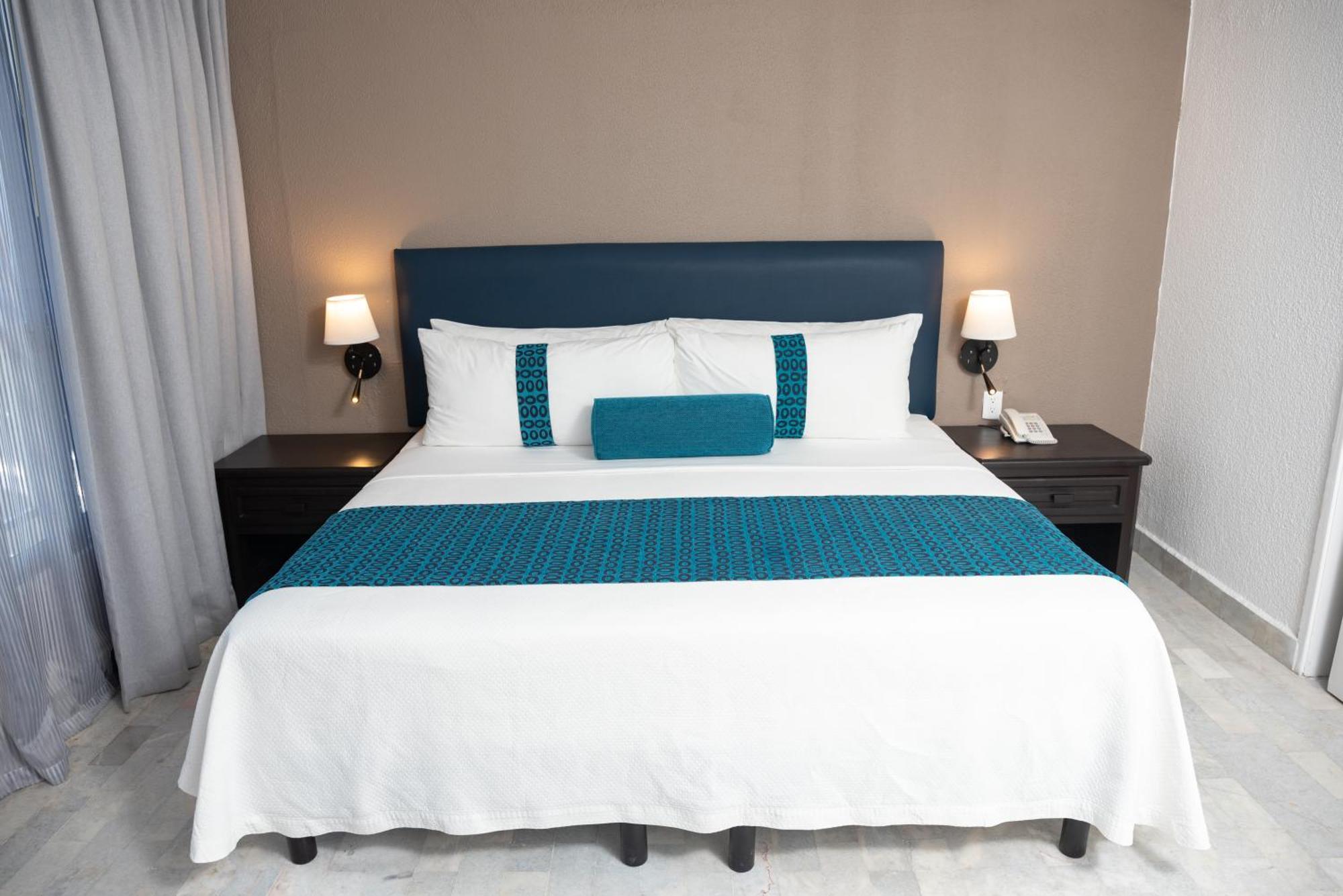 Ritz Acapulco All Inclusive Dış mekan fotoğraf A bed with a bed runner