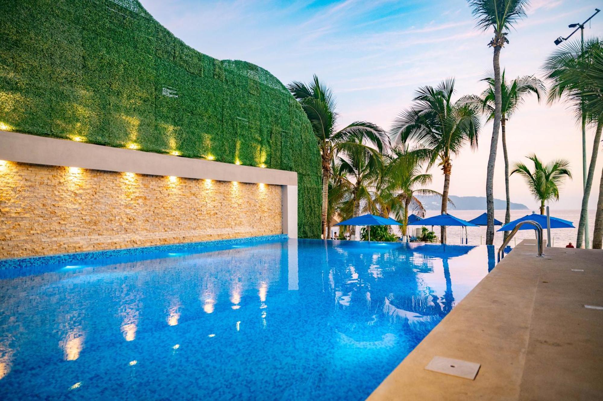Ritz Acapulco All Inclusive Dış mekan fotoğraf The swimming pool at the resort