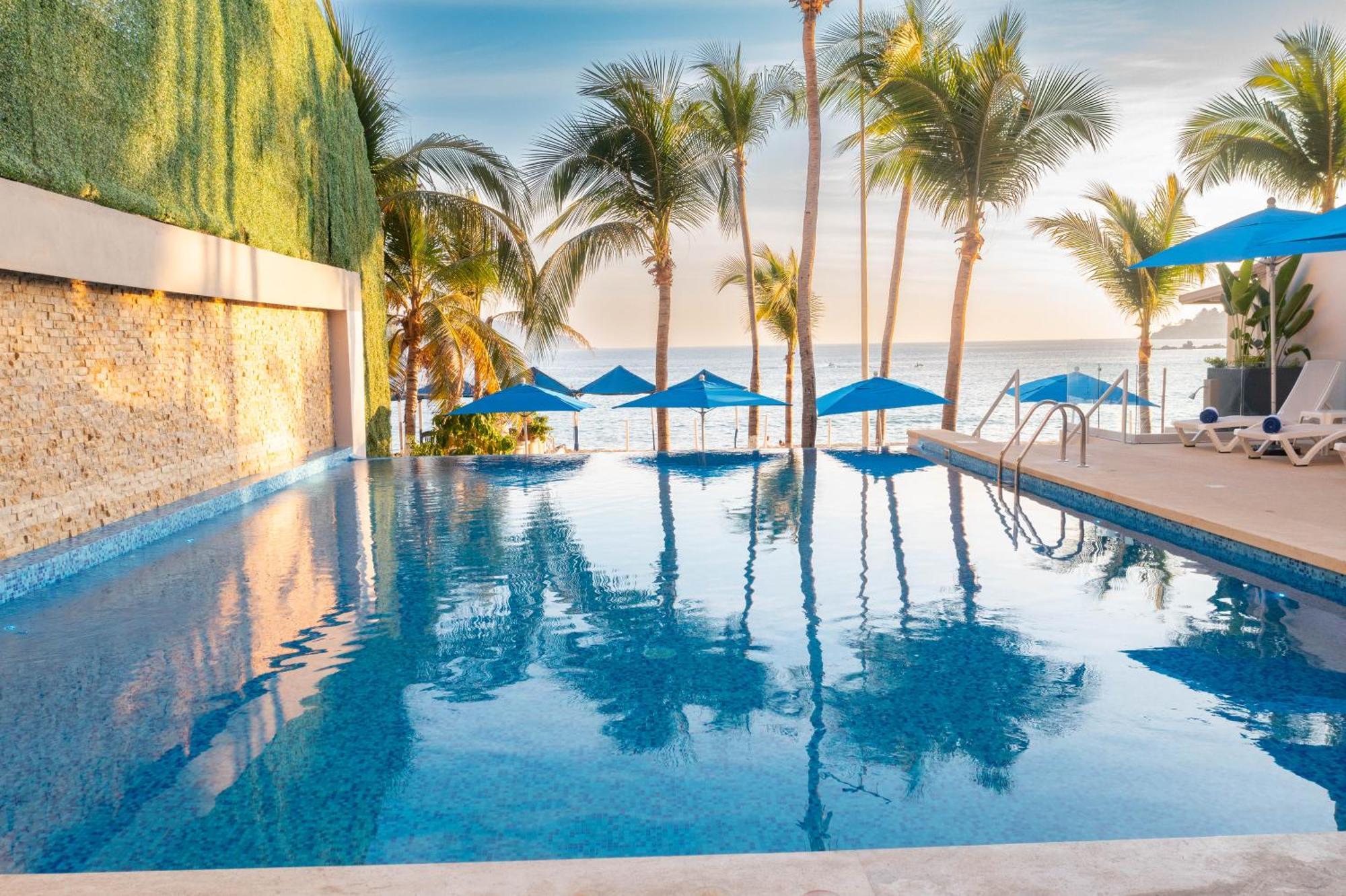 Ritz Acapulco All Inclusive Dış mekan fotoğraf Infinity pool at the beach